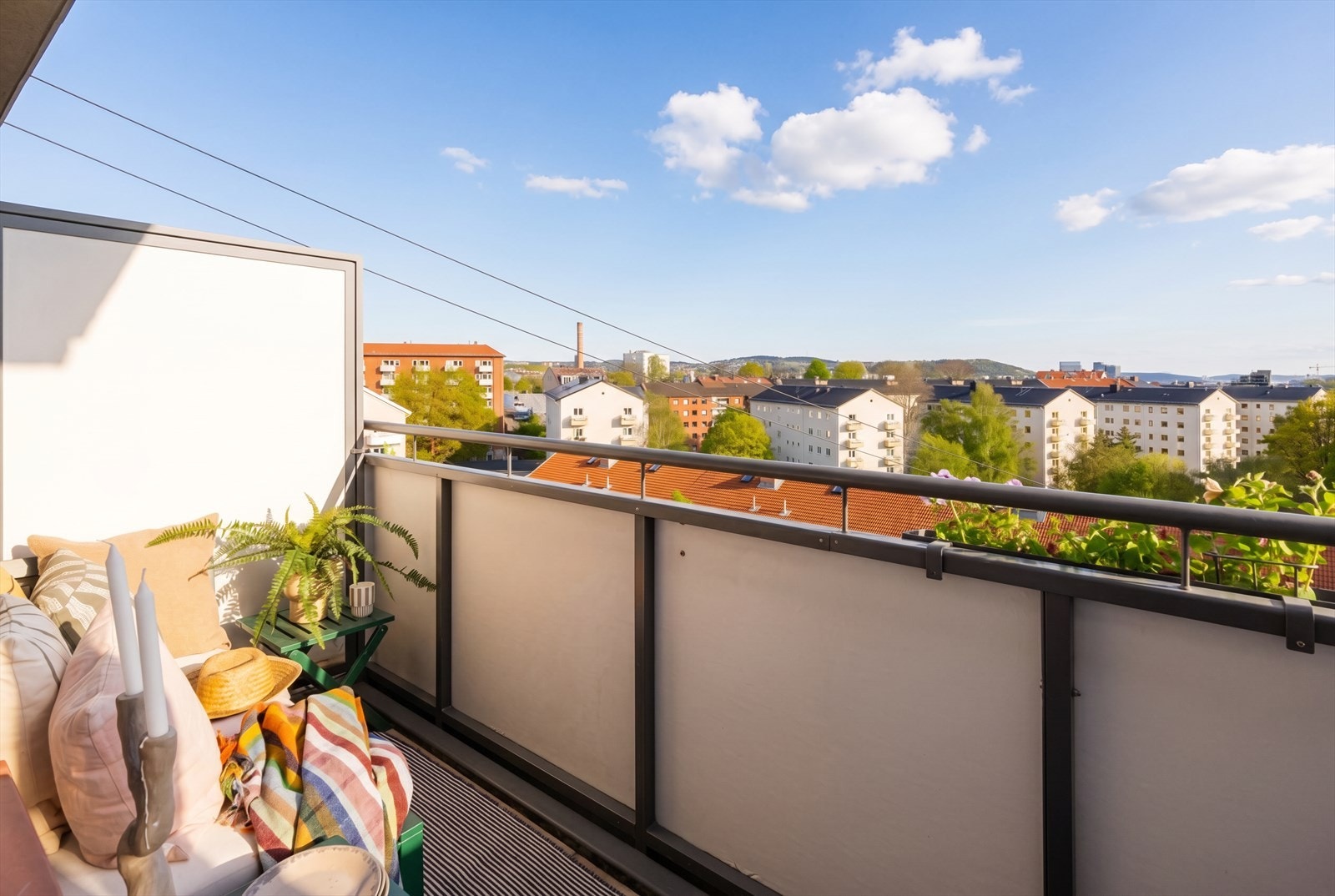 Varme sommerdager kan nytes på den sydvendte balkongen. Galleribilde