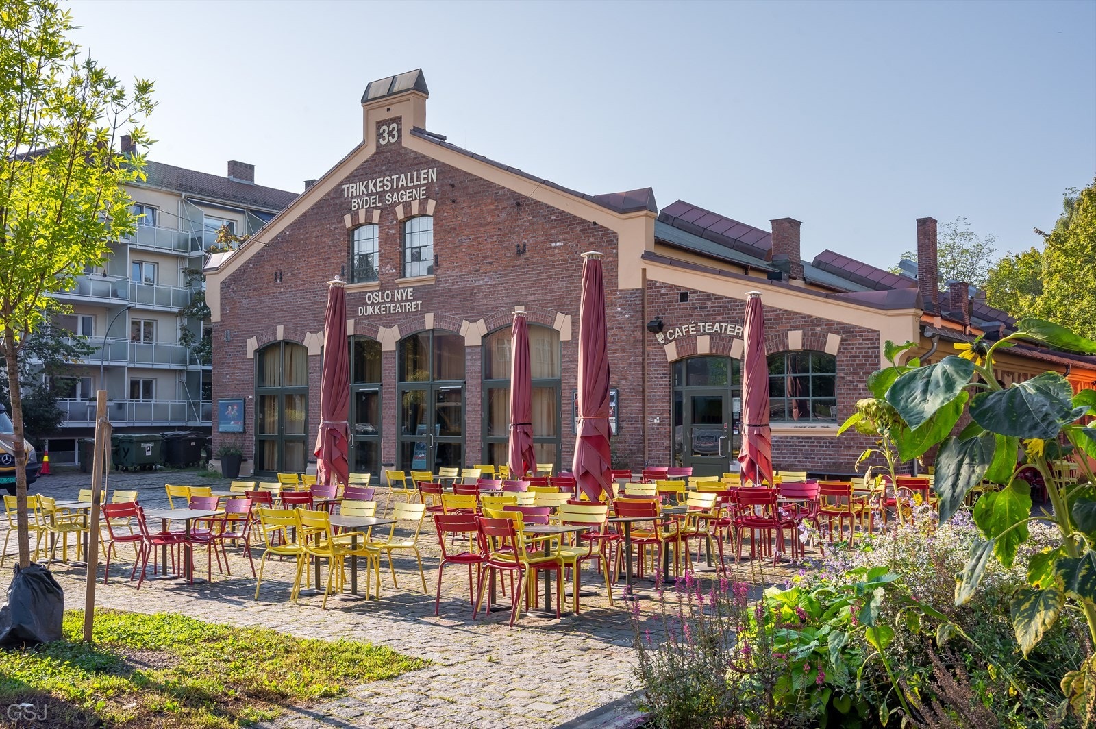 Rett ved ligger Trikkestallen, et kjent kulturhus og nabolagskafé med konserter, arrangementer og hyggelig uteservering. Galleribilde