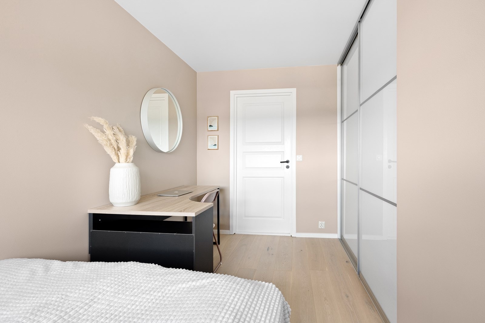 Et lyst og anvendelig rom, perfekt som barnerom, gjesterom eller kontor. Galleribilde