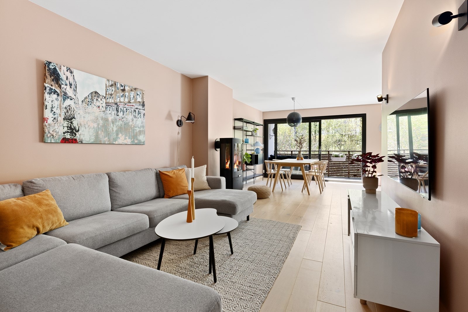 Eiendomsmegler Kristine Følkner ønsker velkommen til moderne og pent oppusset 4-roms med garasjeplass i Aslakveien 21! Foto: Wlodek Galleribilde
