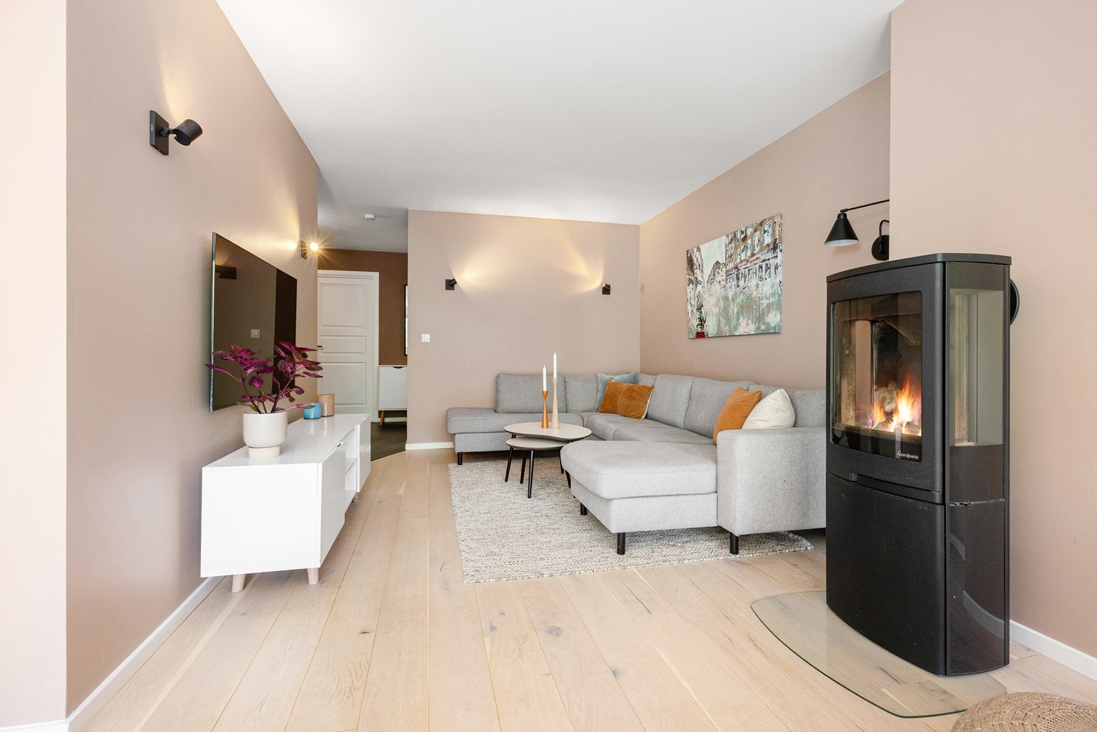 En moderne vedovn med glassfelt gir ekstra varme og hygge på kalde dager. Galleribilde