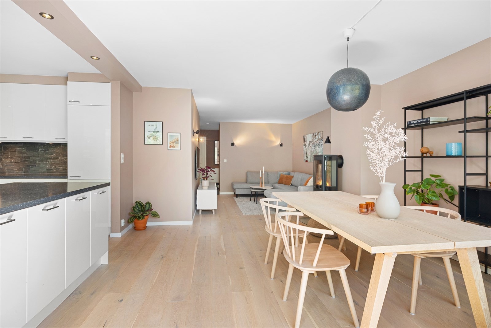 Det åpne allrommet har enstavs parkett og god plass til både spisebord og sofagruppe. Galleribilde