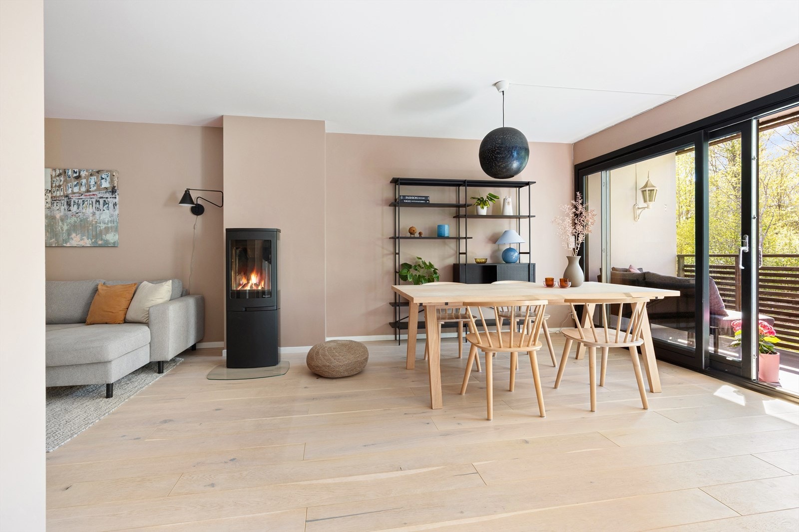 Den brede skyvedøren fra 2013 slipper rikelig med lys inn i stuen. Galleribilde
