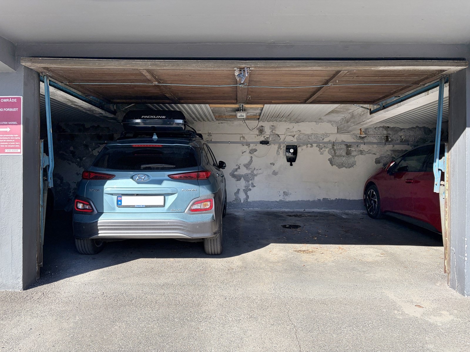 Det medfølger en egen parkeringsplass i felles garasjeanlegg. Galleribilde