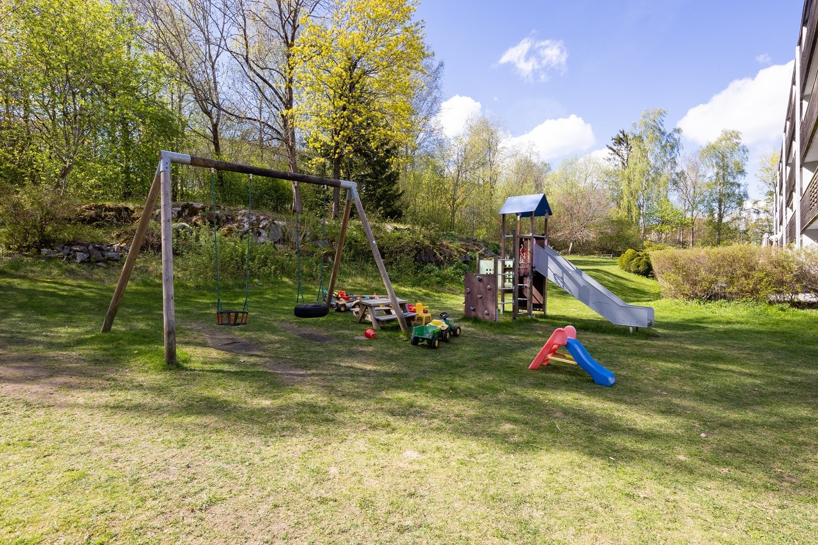 Lekeplass på fellesområdet gjør dette til et ideelt sted for barnefamilier. Galleribilde