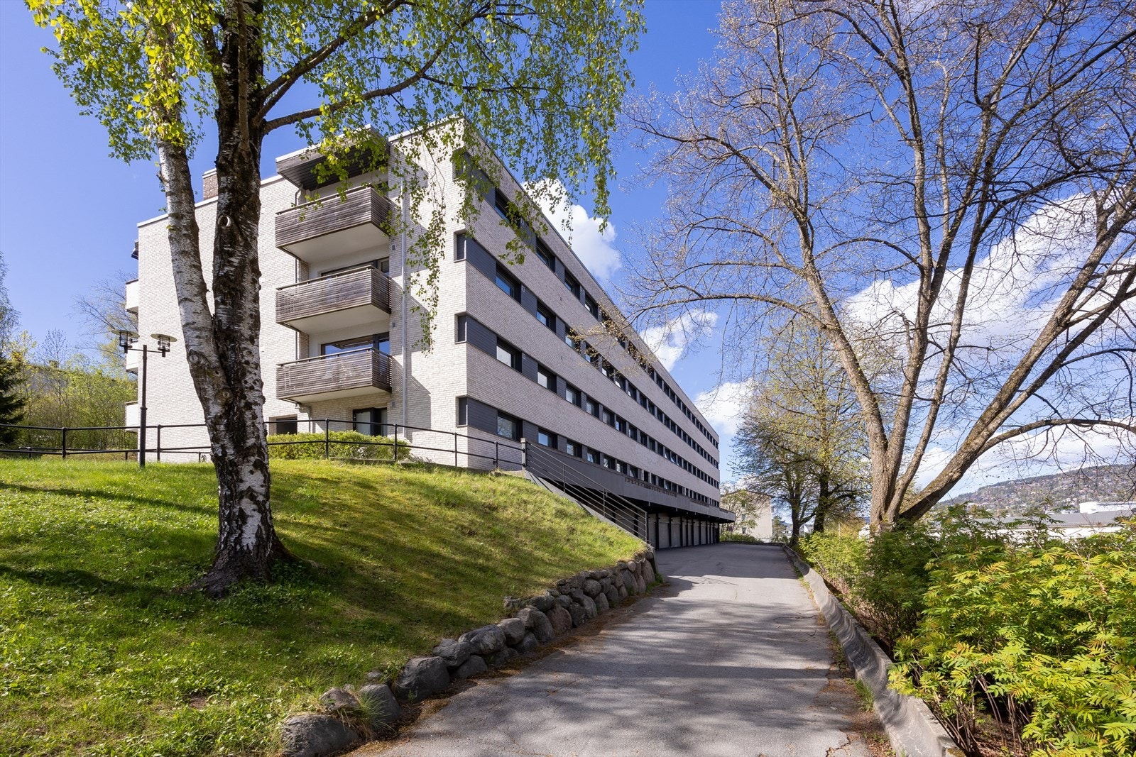 Bygget har yttervegger i betong, forblendet med teglstein. Yttertaket fikk ny tekking og beslag i 2023. Galleribilde