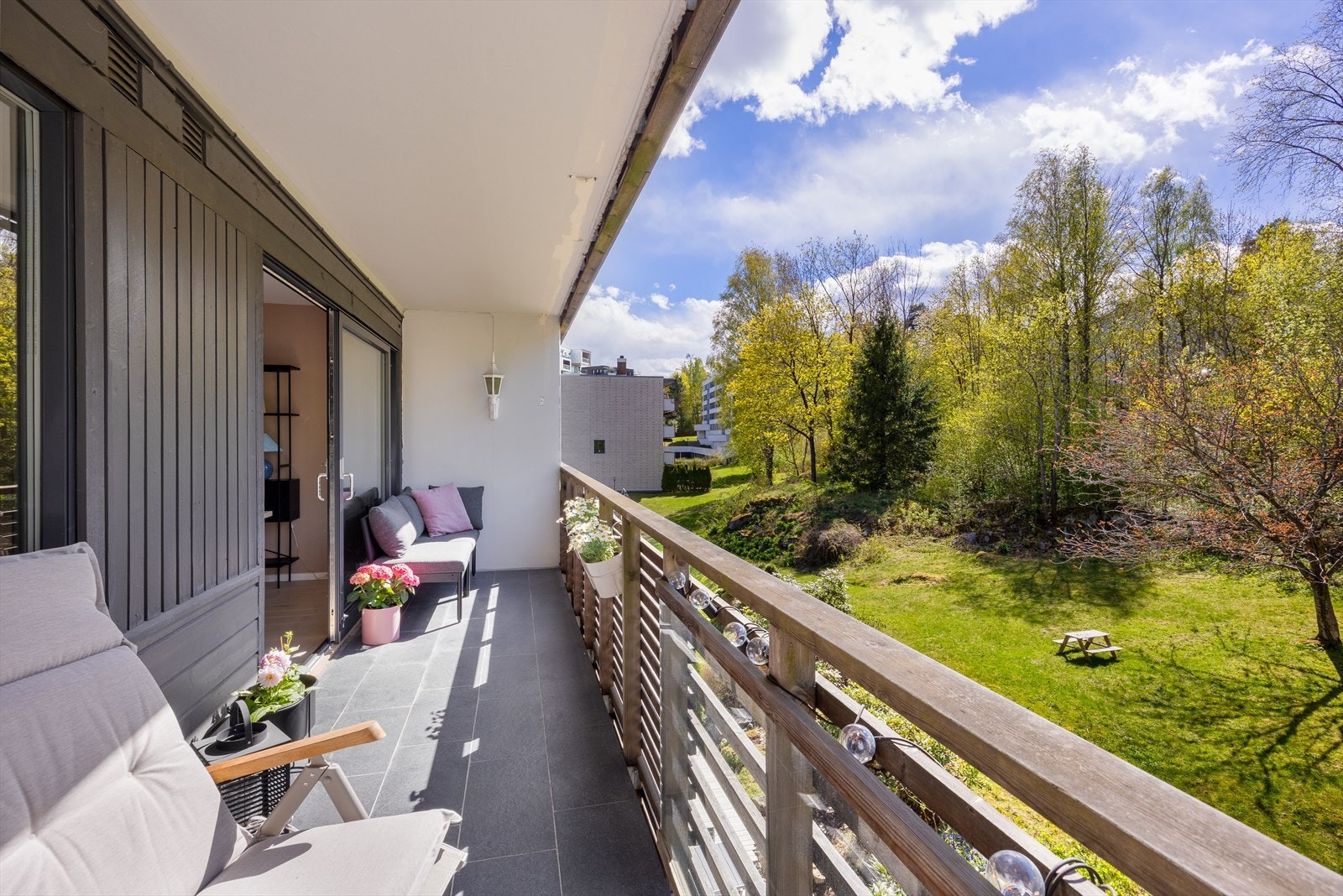 Den overbygde balkongen på ca. 10 kvm vender ut mot rolige, grønne fellesarealer. Galleribilde