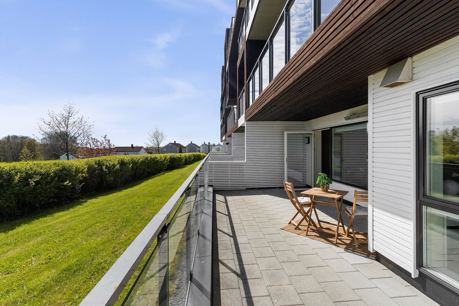Fra stuen er det direkte utgang til en stor og skjermet terrasse på bakkeplan, med gode solforhold. Galleribilde