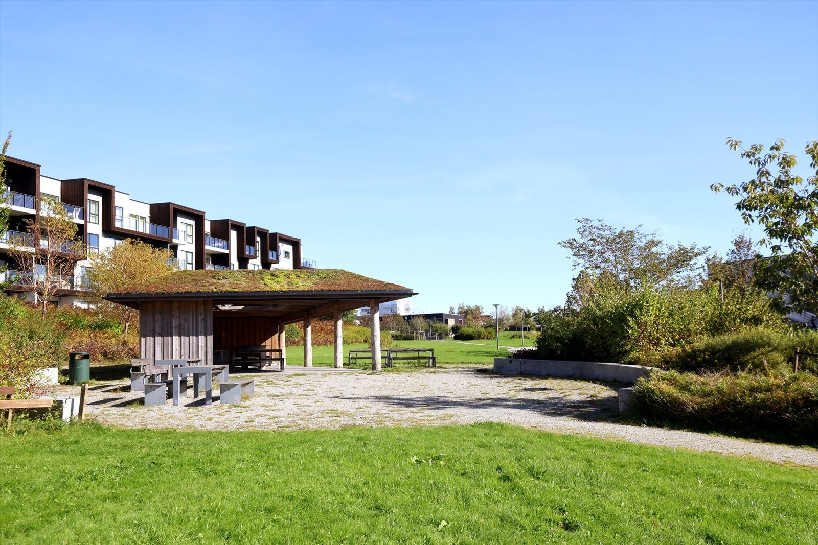 Fine fellesområder med sittegrupper og grillplass. Galleribilde
