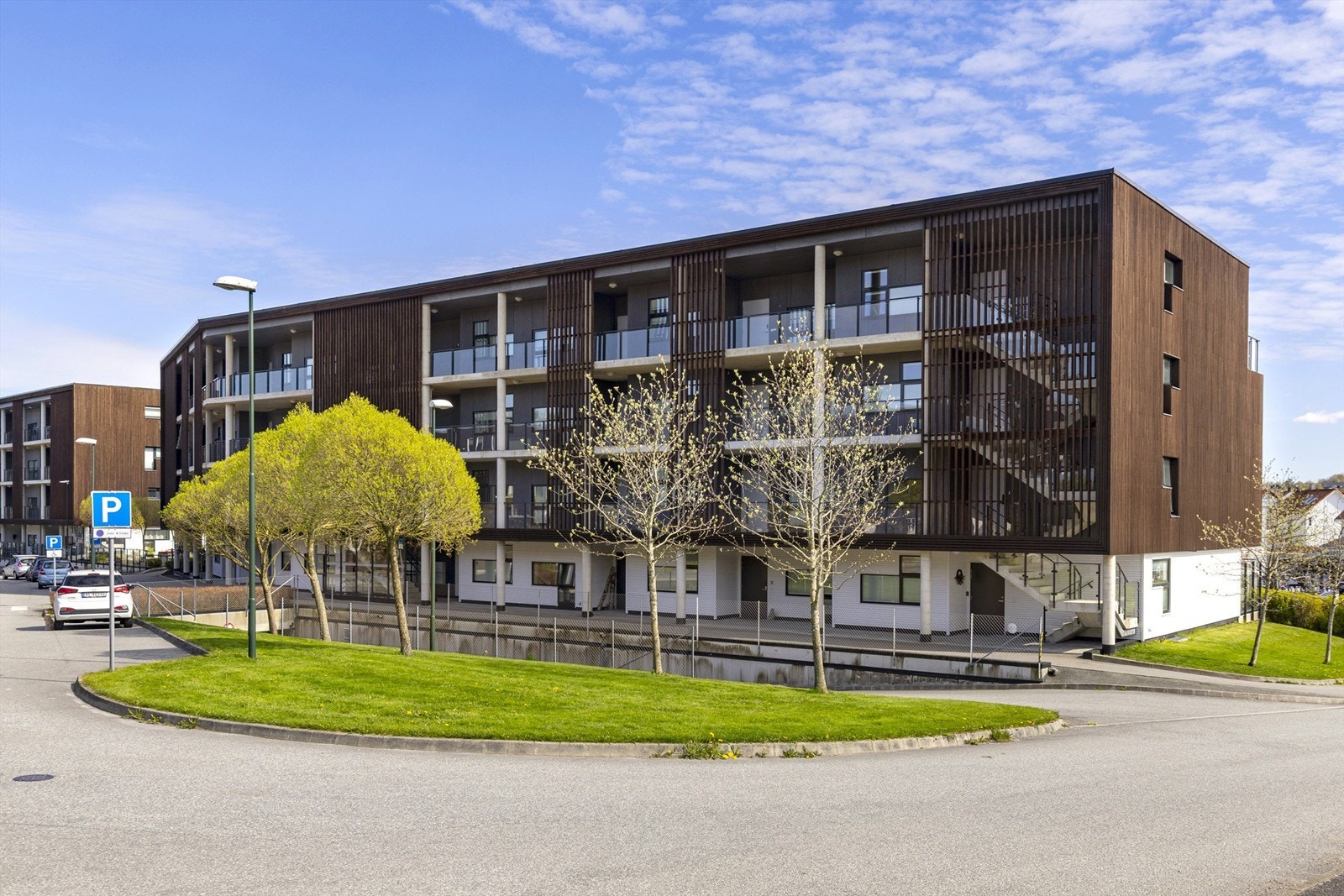 Bygget har en moderne arkitektur med ytterkledning av liggende trekledning. Galleribilde