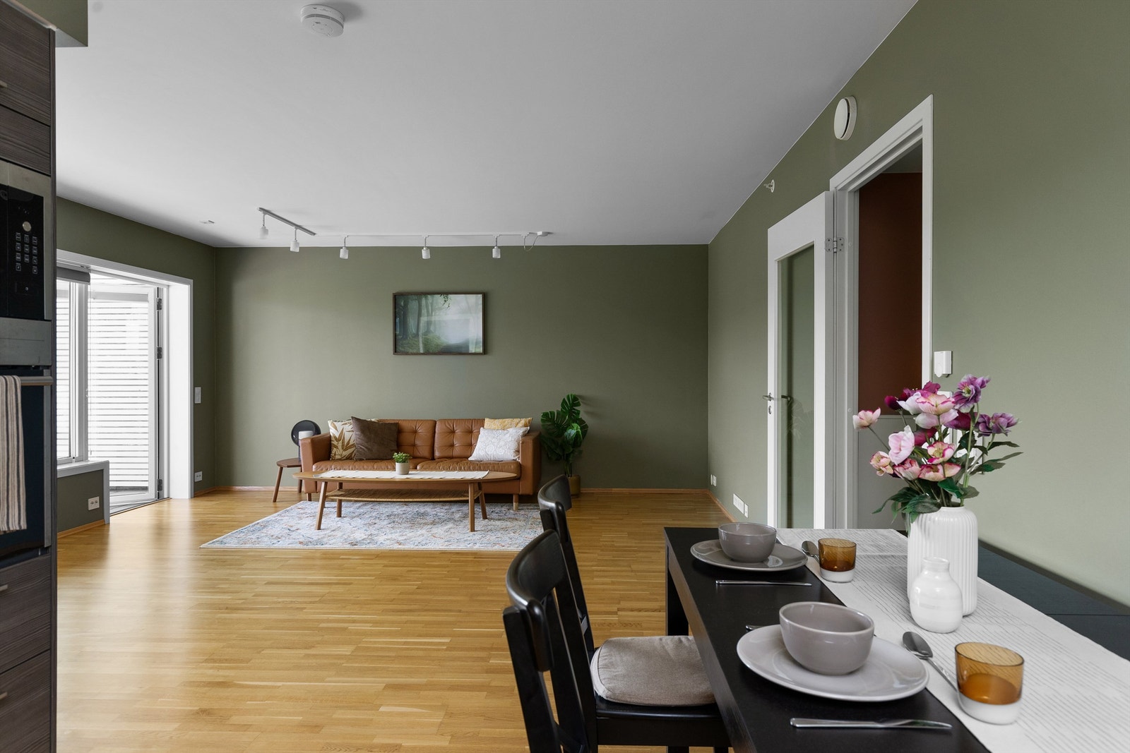 Fra spiseplassen er det kort vei til både sofakroken og terrassen. Galleribilde