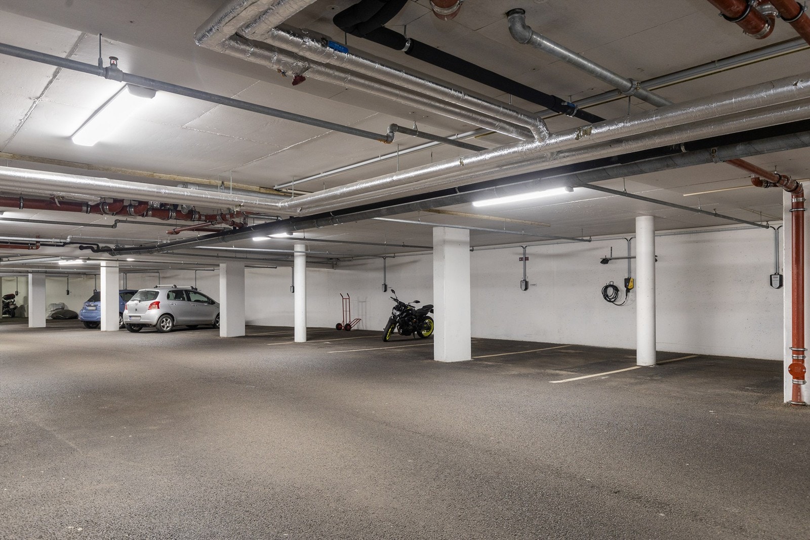 Det medfølger en fast parkeringsplass i felles garasjeanlegg, med installert elbillader. Galleribilde