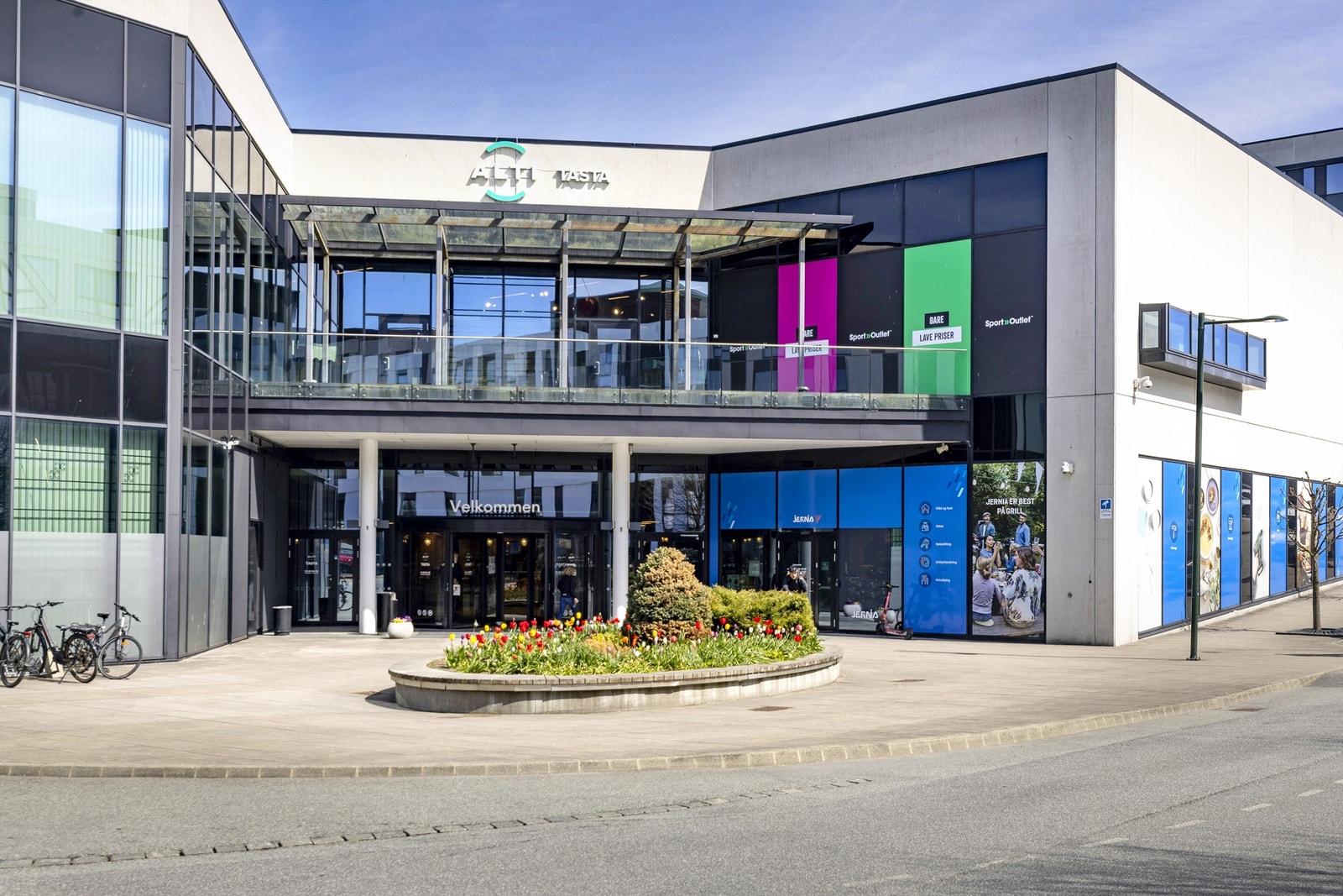 Kort gangavstand til Alti Tasta senter med et bredt utvalg av butikker og servicetilbud. Galleribilde