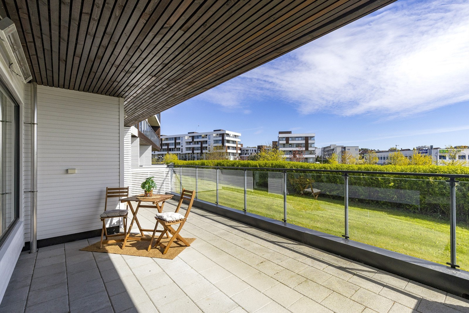 Uteplassen er en fin forlengelse av stuen på varme dager. Galleribilde