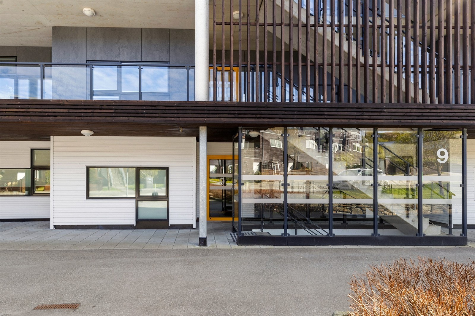 Velholdt inngangsparti til bygget fra 2014. Galleribilde