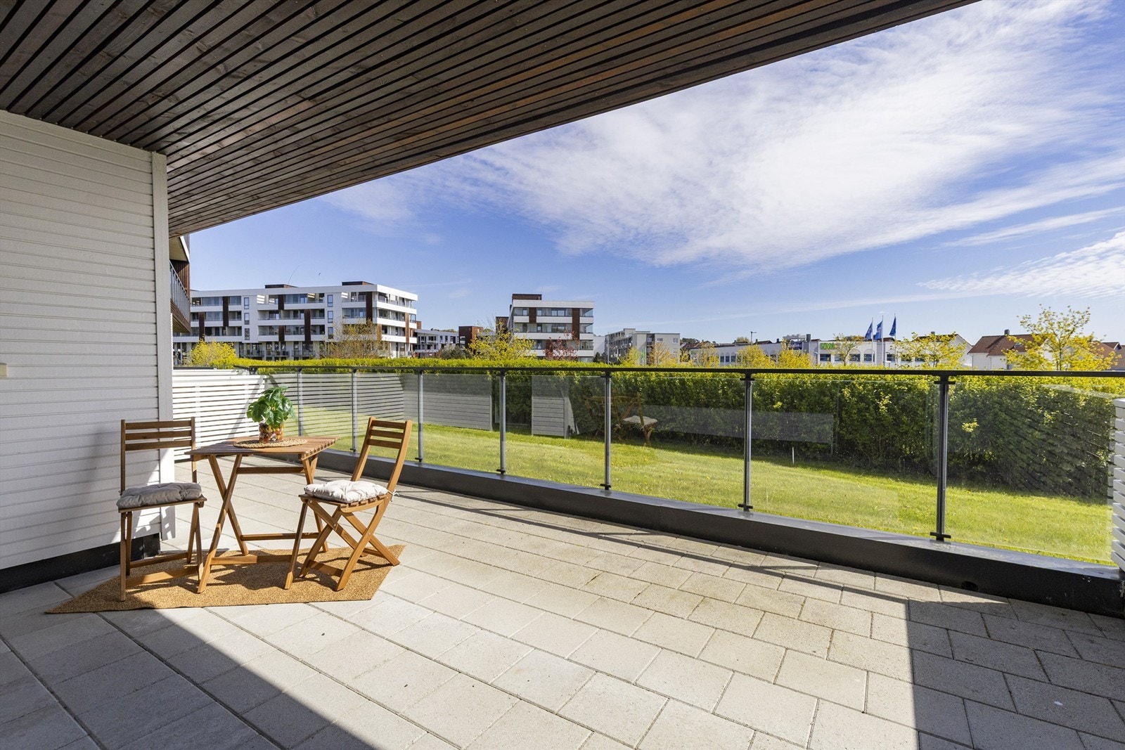 Terrassen på 24 m² er delvis overbygget og har betongheller på dekket. Galleribilde