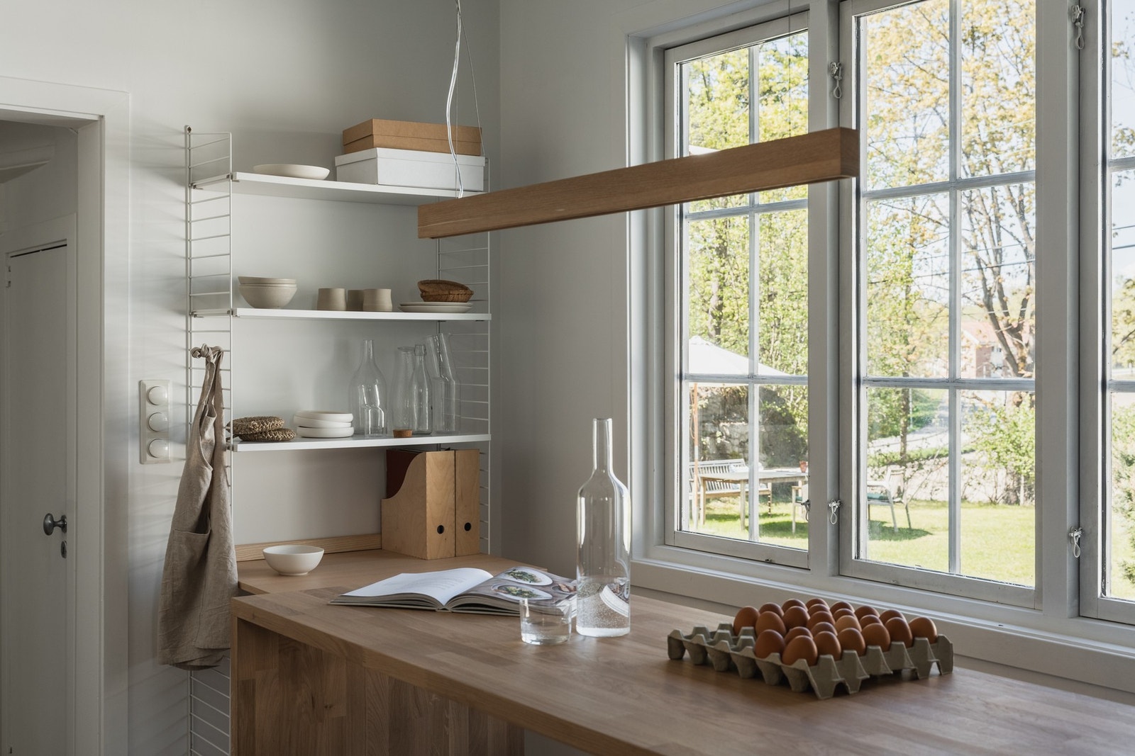 Kjøkkenet i hovedetasjen er levert fra Kvik og har en ren og funksjonell utforming med heltre eikebenkeplate som tilfører varme og naturlig karakter. Galleribilde