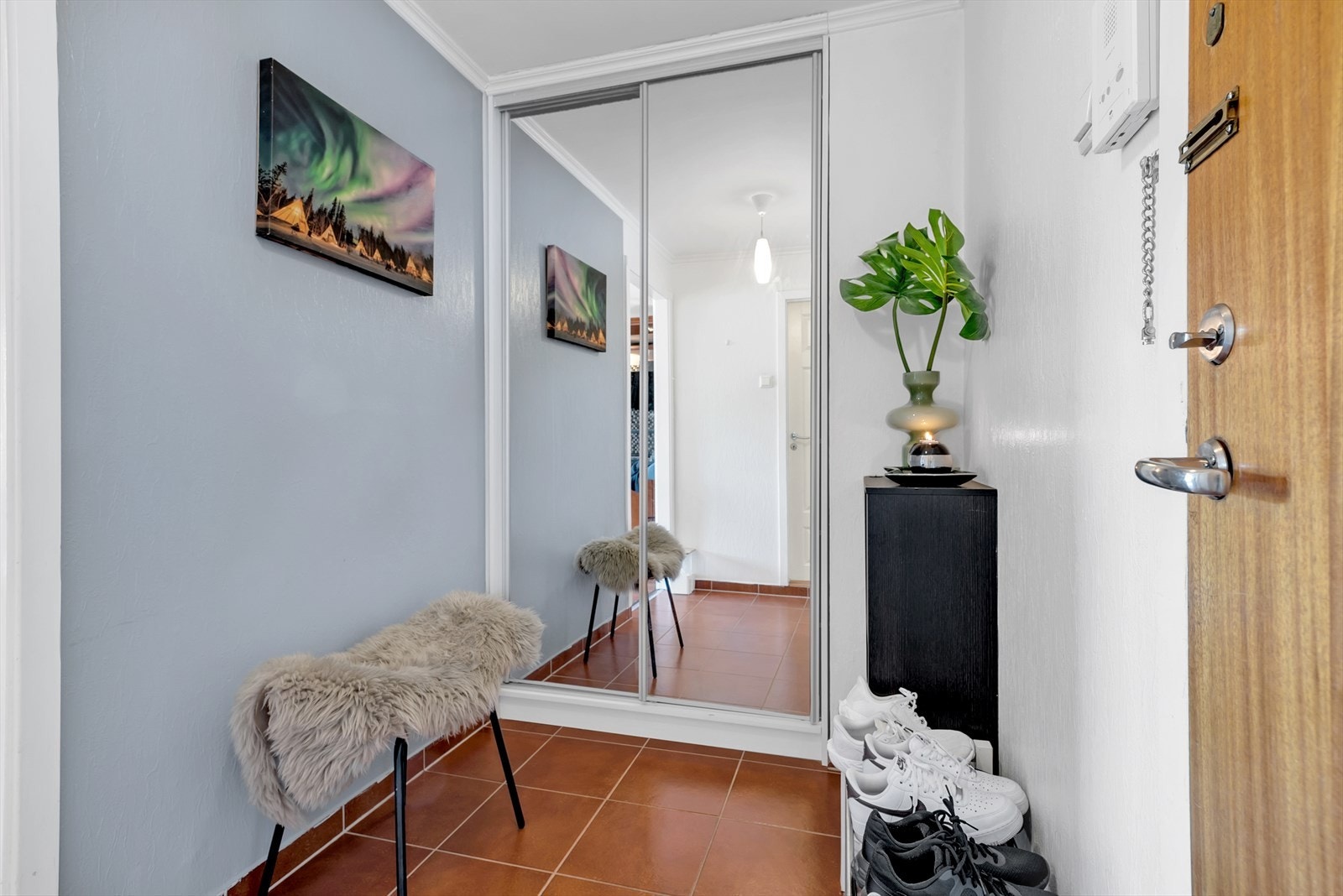 I entréen er det god plass til oppbevaring av yttertøy og sko. Galleribilde