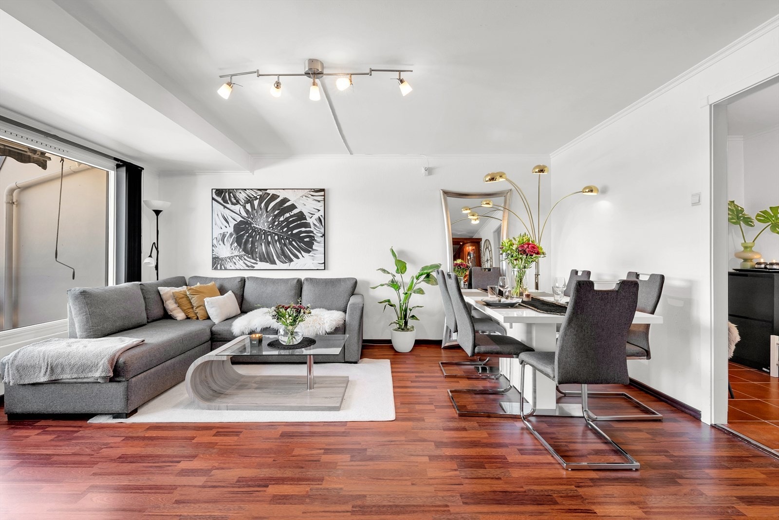 Stuen har god plass til både sofagruppe og spisebord, og er et naturlig samlingspunkt i boligen. Galleribilde