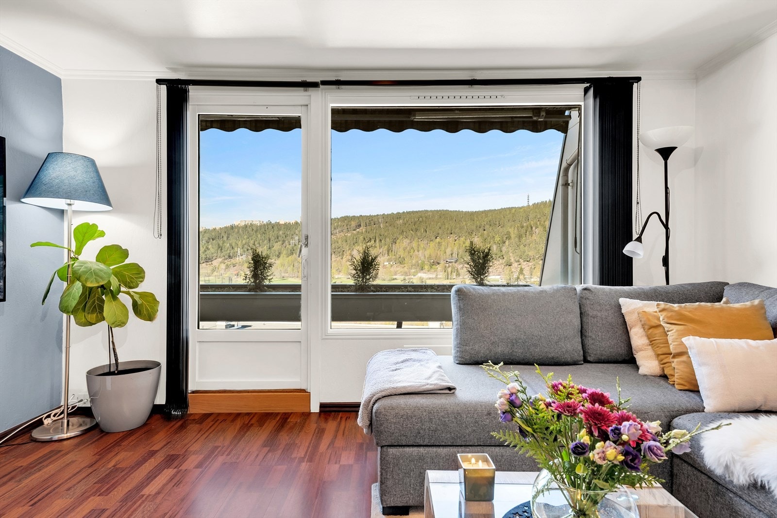 Vinduene slipper inn rikelig med dagslys og gir en fin utsikt over de grønne omgivelsene. Galleribilde