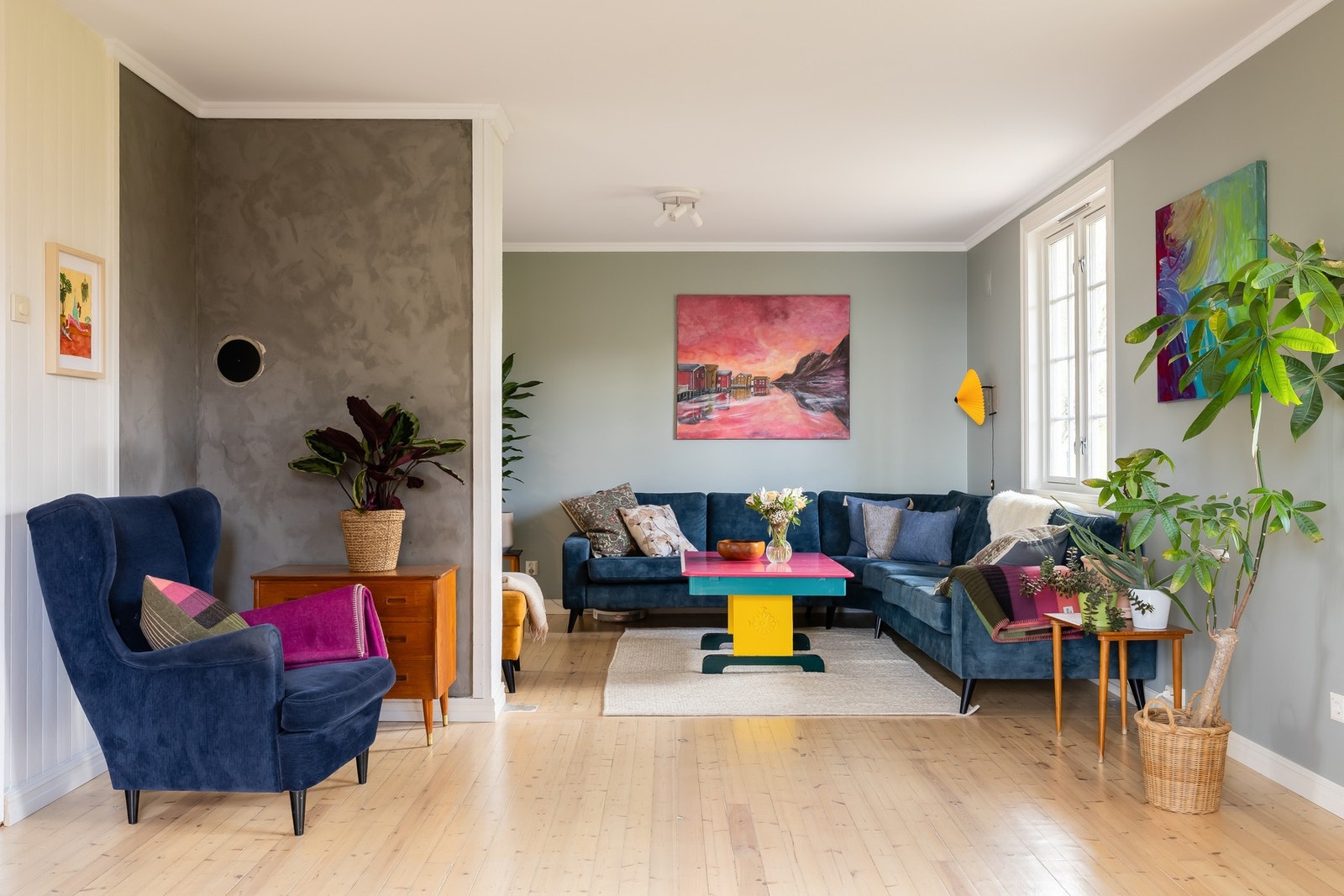 Stuen er romslig og har rikelig med gulvplass. Galleribilde