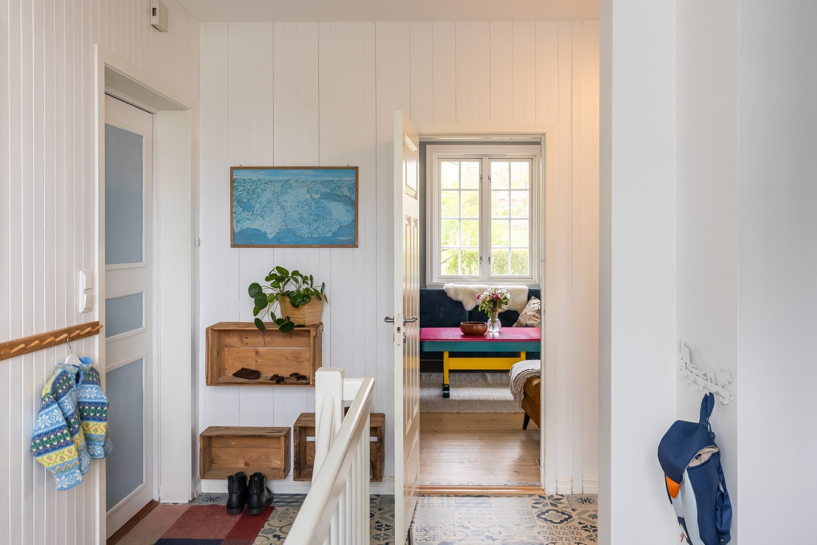 Hyggelig entre med lyse overflater. Galleribilde