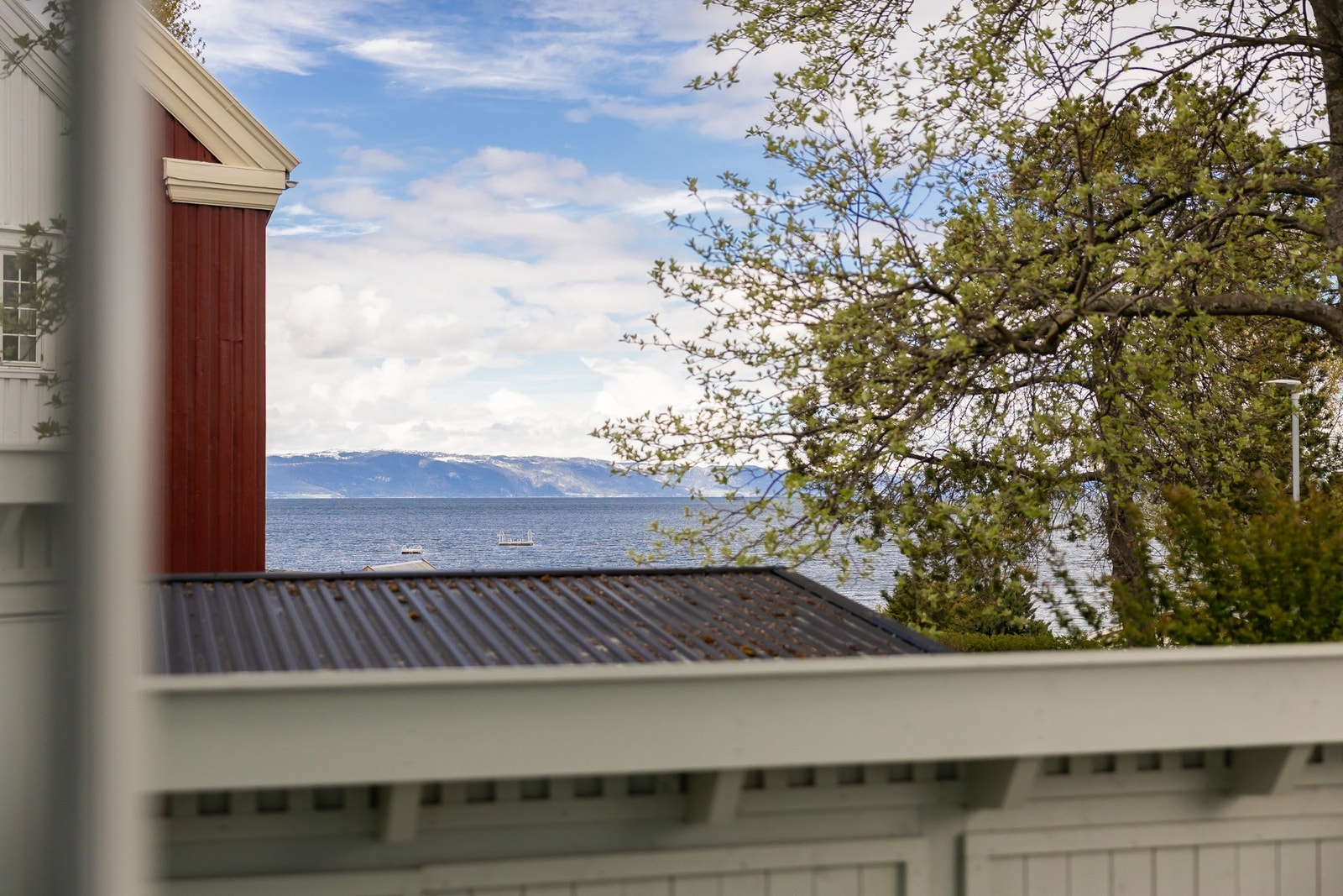 Man har fin sjøutsikt både fra stue- og kjøkkenvindu. Galleribilde