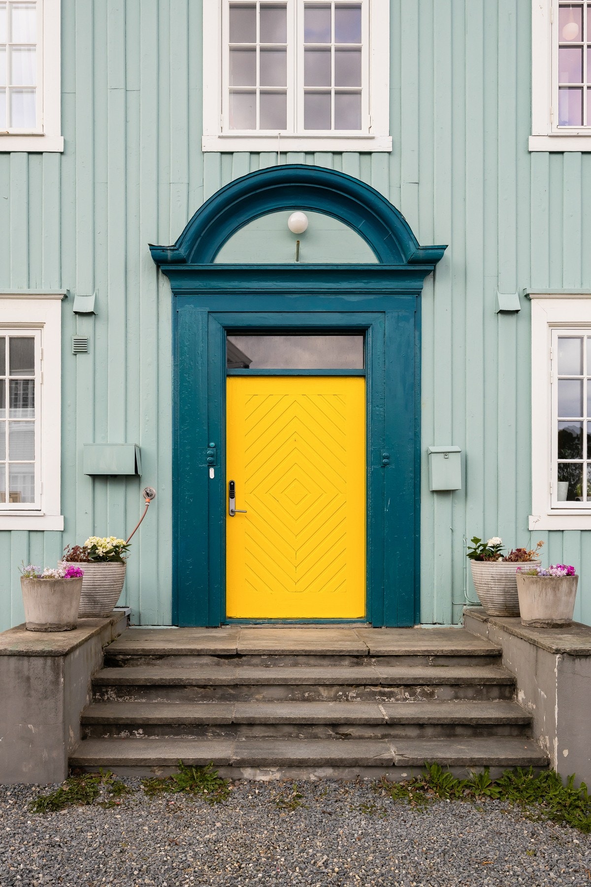 Flott felles entre til boligens fire leiligheter. Galleribilde