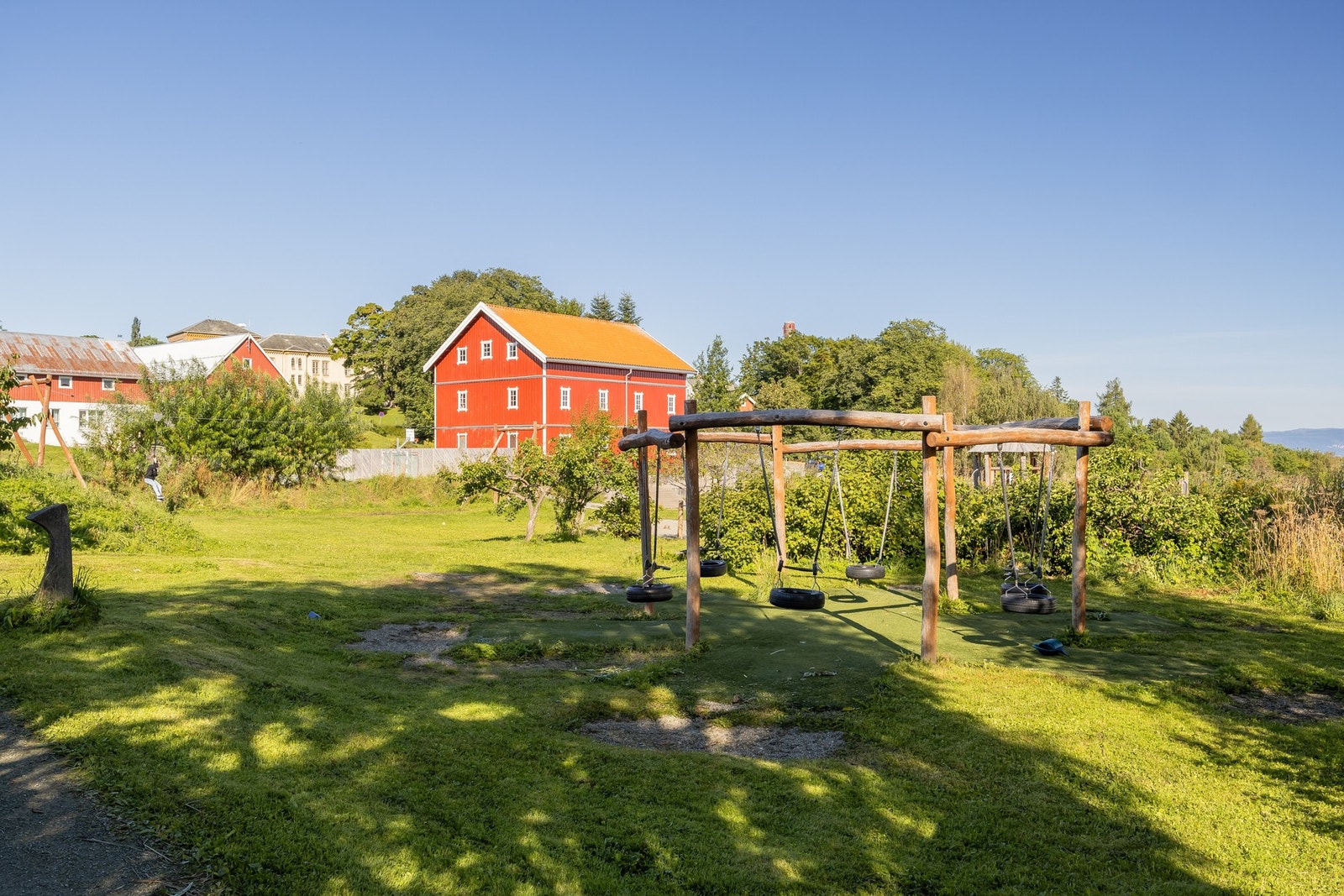 Umiddelbar nærhet til tre barnehager, samt to private skoler (Steinerskole og Montesorri). Galleribilde