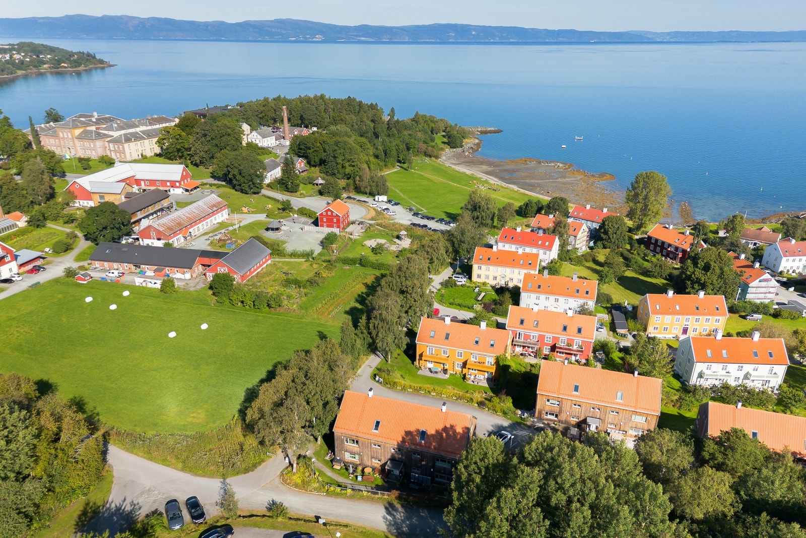 Landhandleri hvor man kan kjøpe økologiske grønnsaker, saft fra eget safteri og bakst fra eget bakeri. Galleribilde