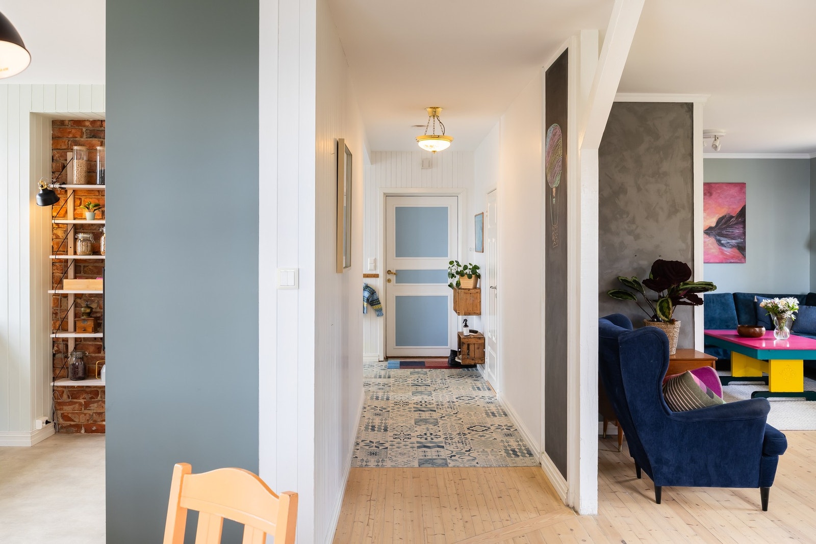 Entre/gang med stue til høyre og kjøkken til venstre. Nytt åpent elektrisk anlegg i 1. etasje i 2020 Galleribilde