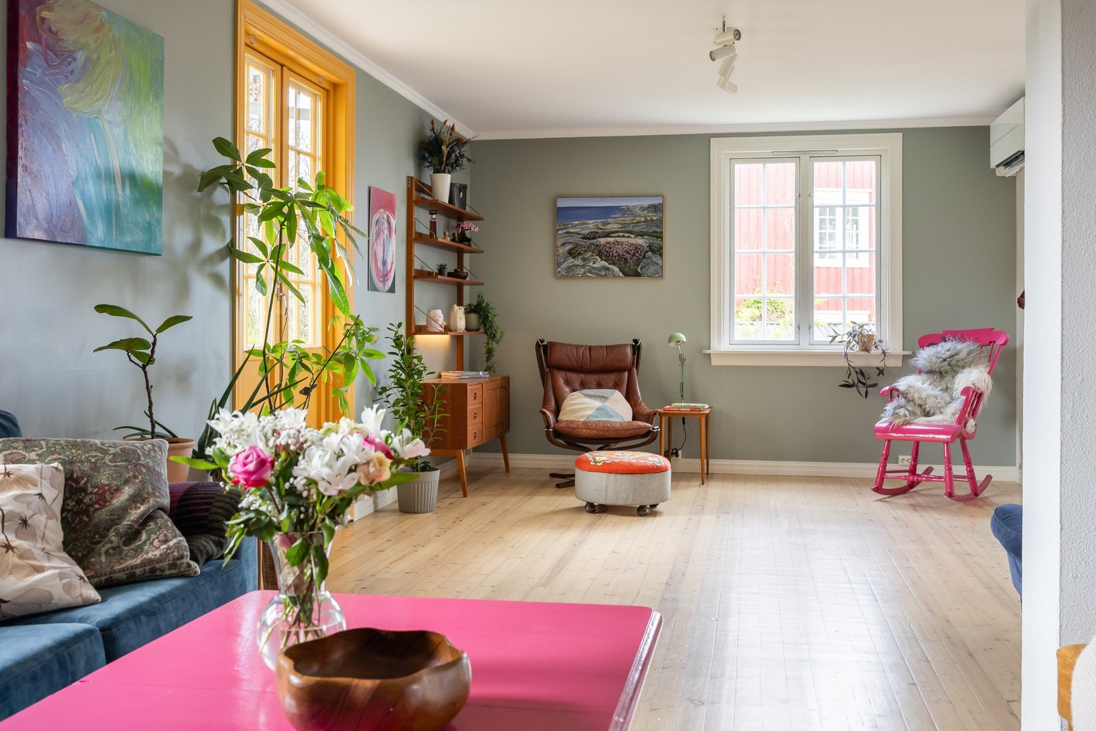 Stuen er romslig og har god plass for flere sittegrupper Galleribilde