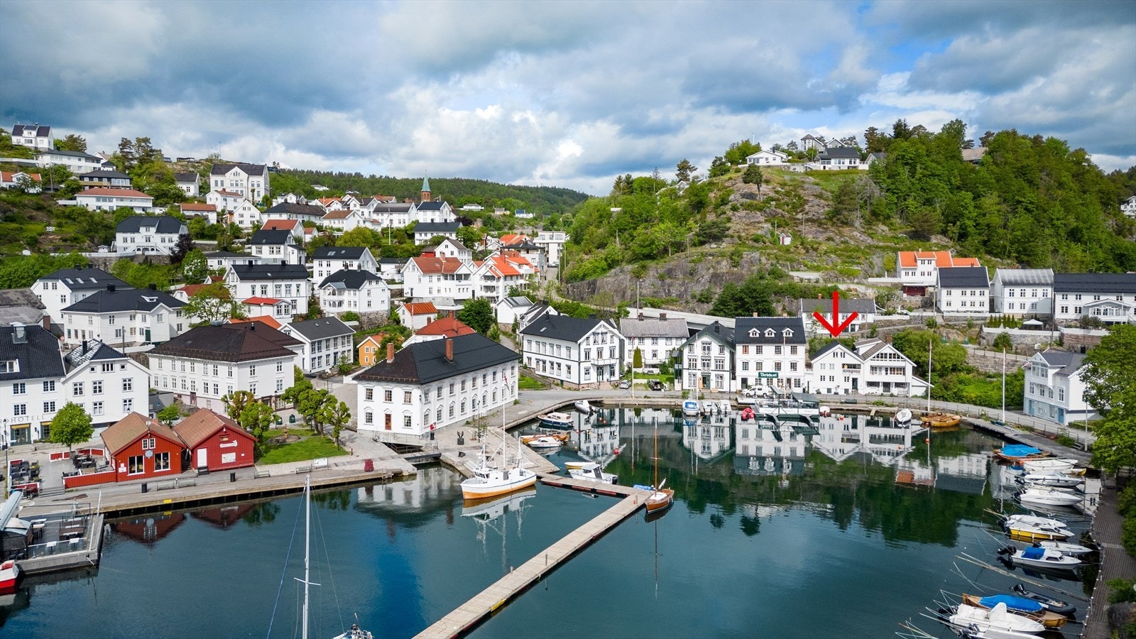 Velkommen til Wrold Wroldsens gate 10 - En sjarmerende sørlandsidyll som passer ypperlig for noen som vil bo sentralt med brygge og båtplass like utenfor døren. Foto: Hallvard Rimereit. Galleribilde