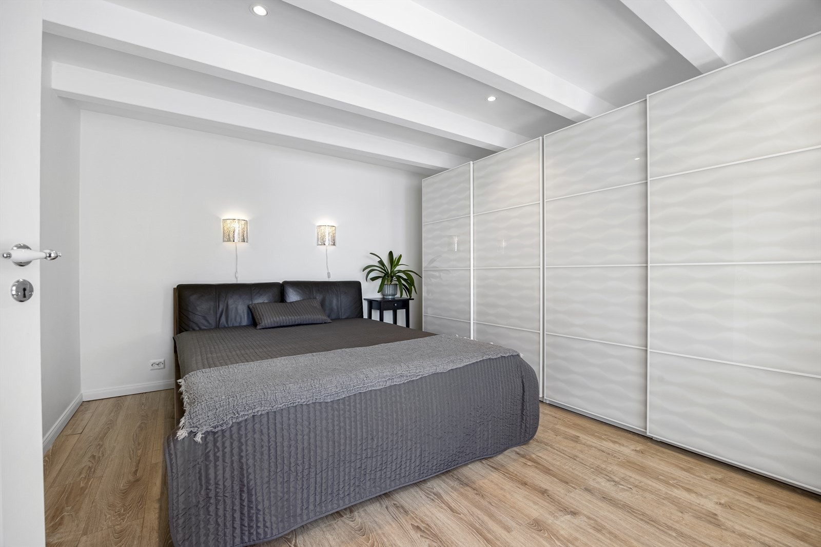 Romslig soverom med skyvedørsgarderobe langs den ene veggen. Galleribilde