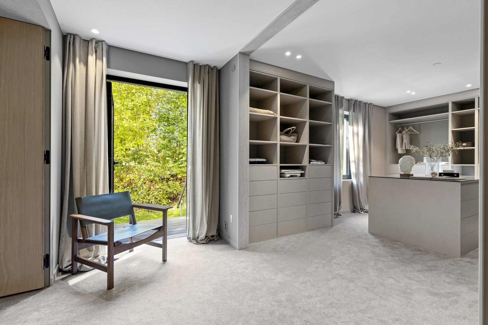 Stor masteravdeling med soverom, lekkert bad/wc, "his and hers" garderobe, samt vaskerom. Direkte utgang til hage Galleribilde