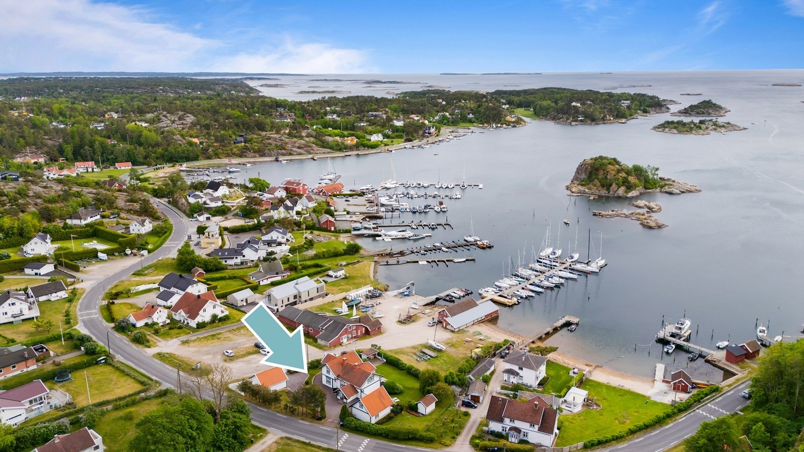 Velkommen til en eksklusiv sveitservilla "Sjølyst" fra 1870 m/panoramautsikt utover Hankøsundet, presentert av Michael Meyer v/DNB Eiendom. Galleribilde
