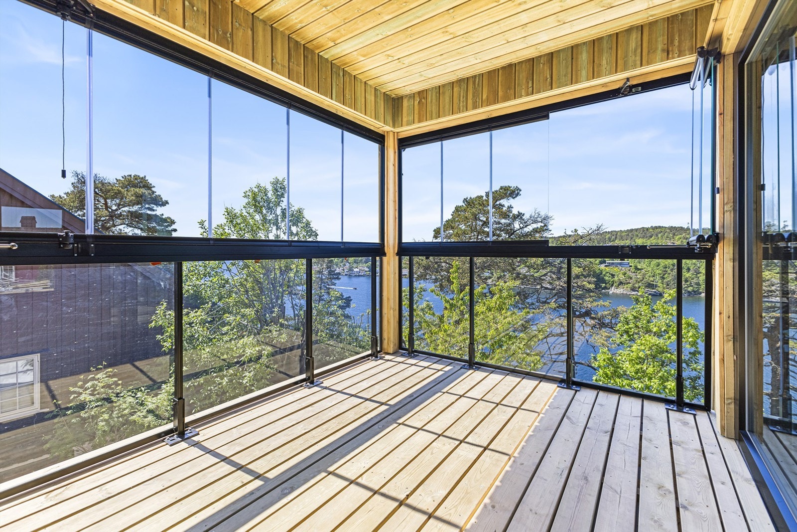 Utestue/terrasse som gir en forlengelse av stuen -Rikelig med vinduer hvor den øverste delen kan åpnes helt opp. Galleribilde
