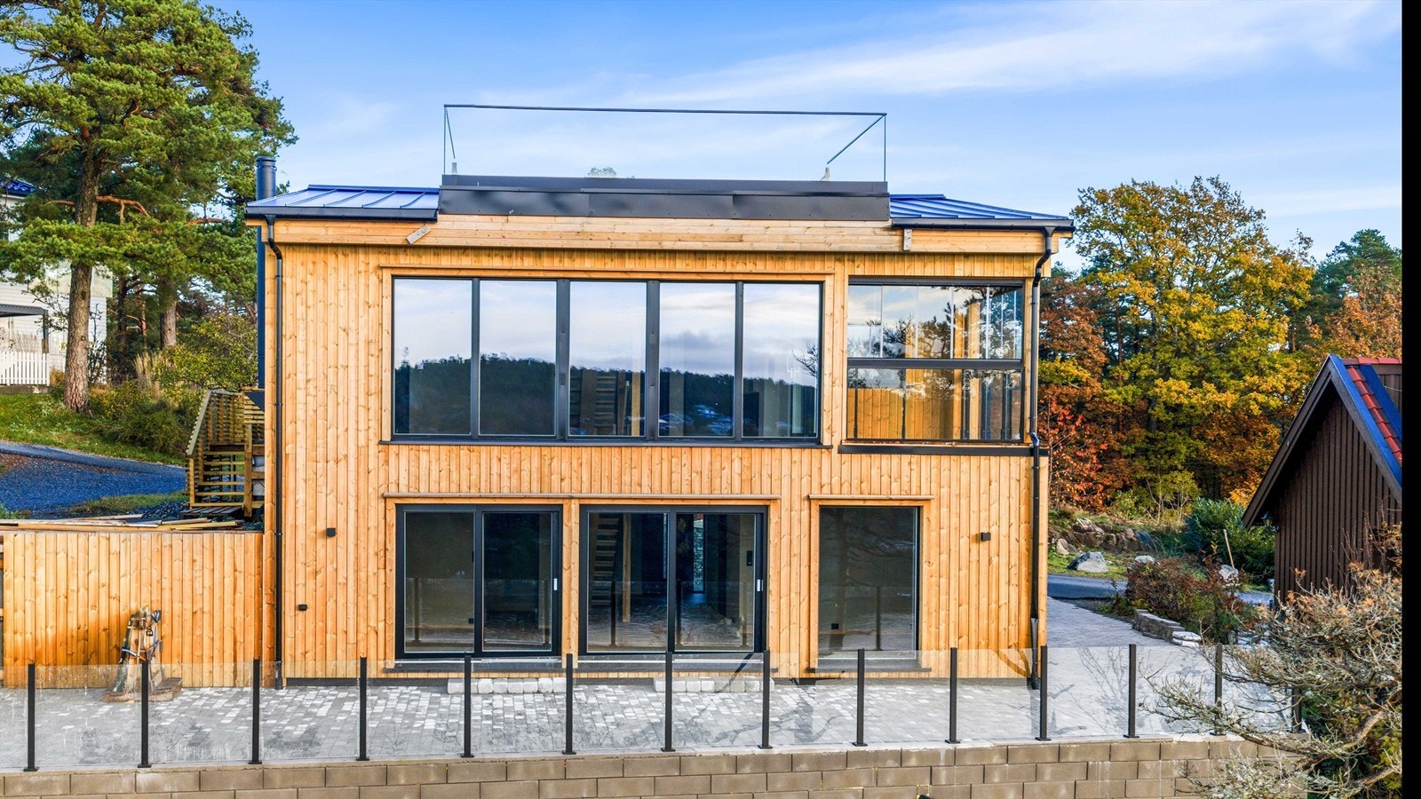 Boligen har moderne design med store vinduer og praktisk utnyttet med takterrasse på toppen. Det gjøres oppmerksom på at mur med glassgjerde ikke er godkjent av kommunen slik den står oppført i dag. Les mer under punkt tillatelser i salgsoppgaven. Galleribilde