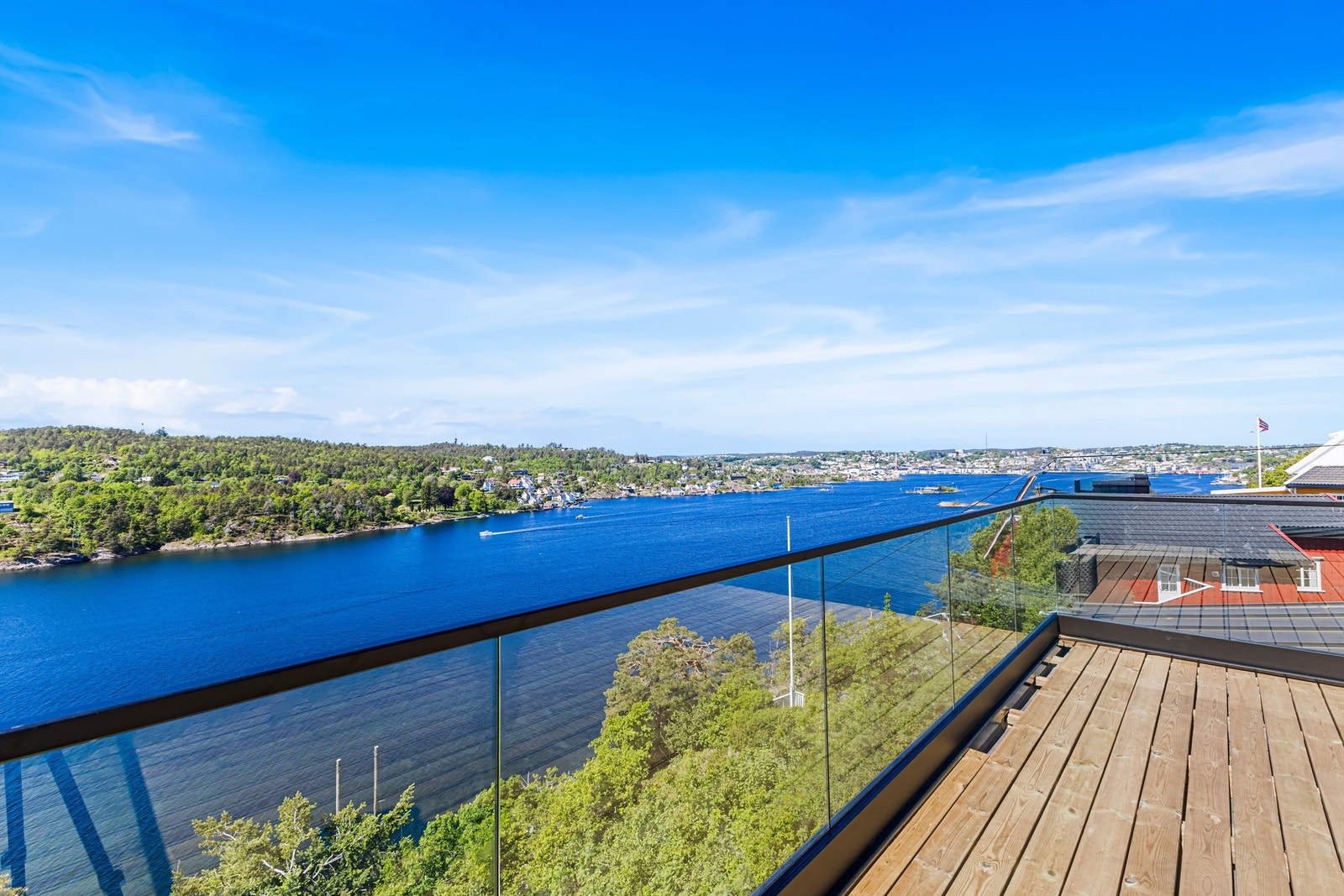 Fantastisk utsikt utover Galtesund og innseilingen til Arendal Galleribilde