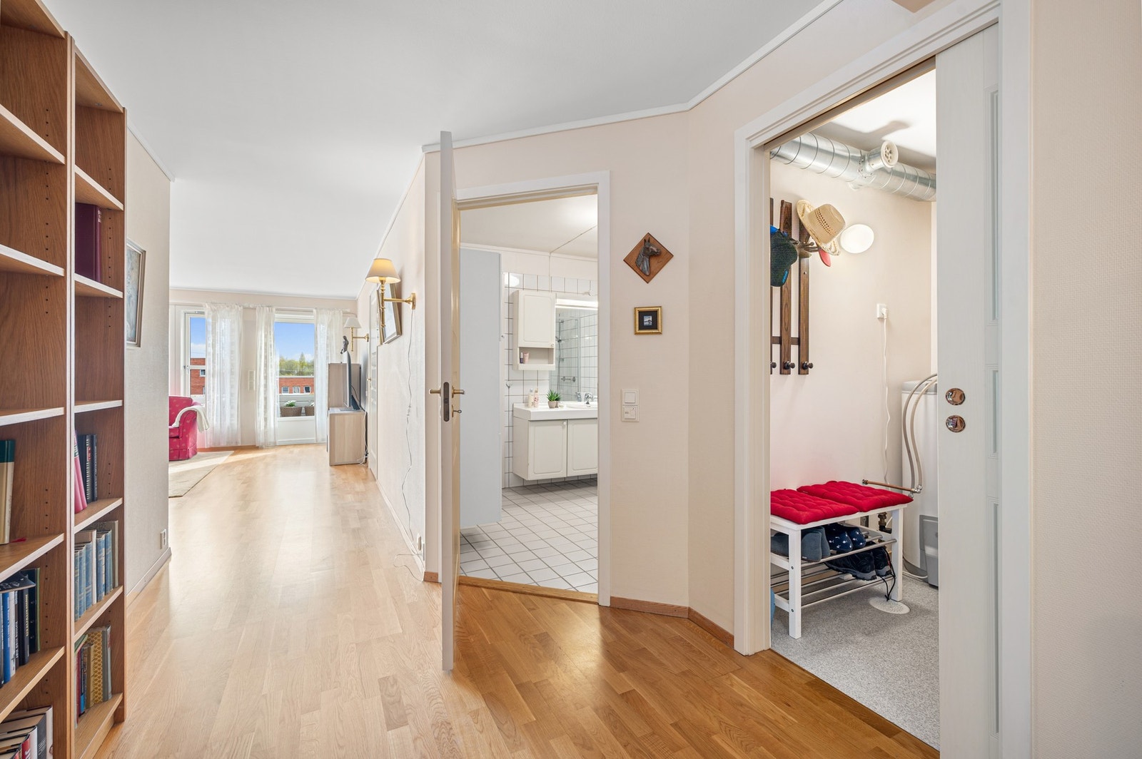 Fra gangen er det inngang til bad og bod. Galleribilde