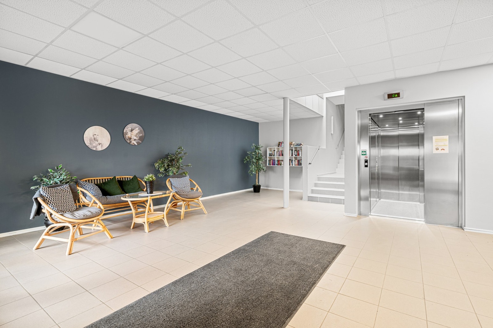 Trappeoppgang med heis. Galleribilde