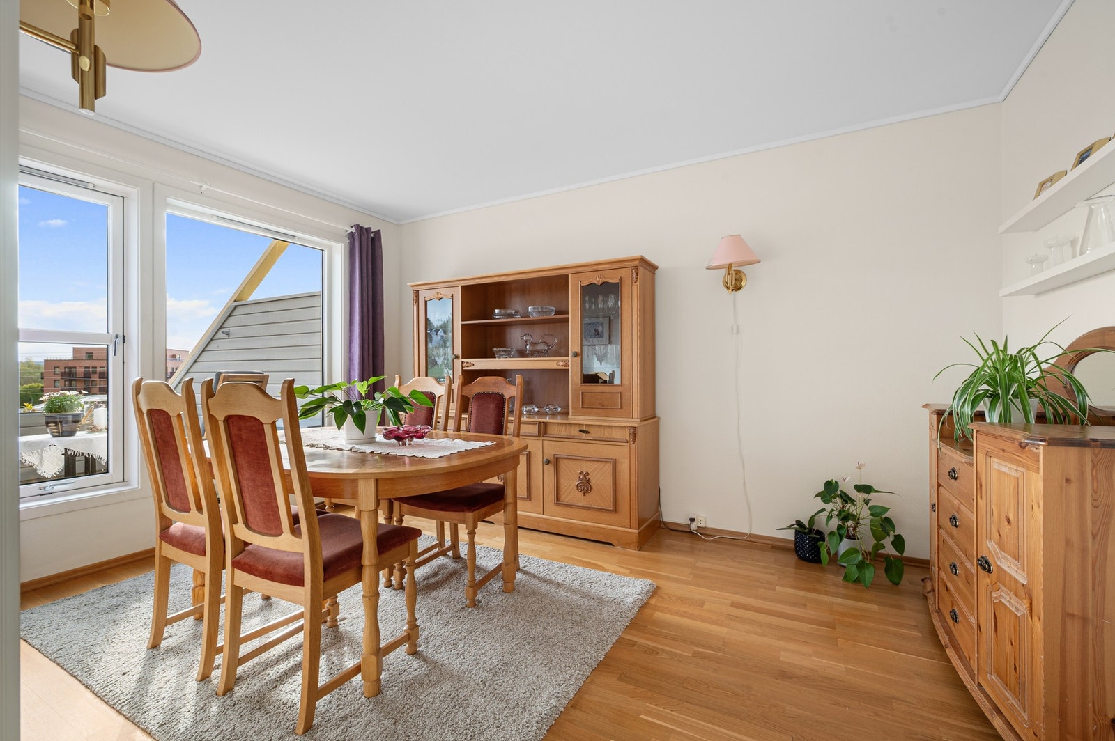 Soverom 1 benyttes i dag som spisestue, og måler hele 12 m². Galleribilde