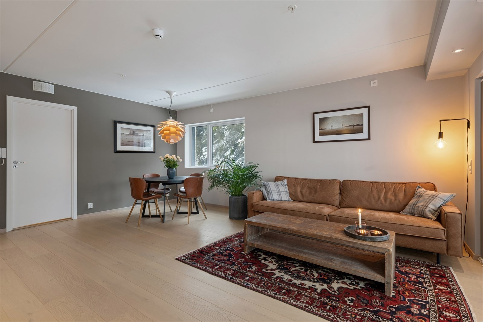 Her kan du enkelt innrede både en komfortabel sofagruppe og en innbydende spiseplass, perfekt for hyggelige måltider og sosiale sammenkomster. Galleribilde