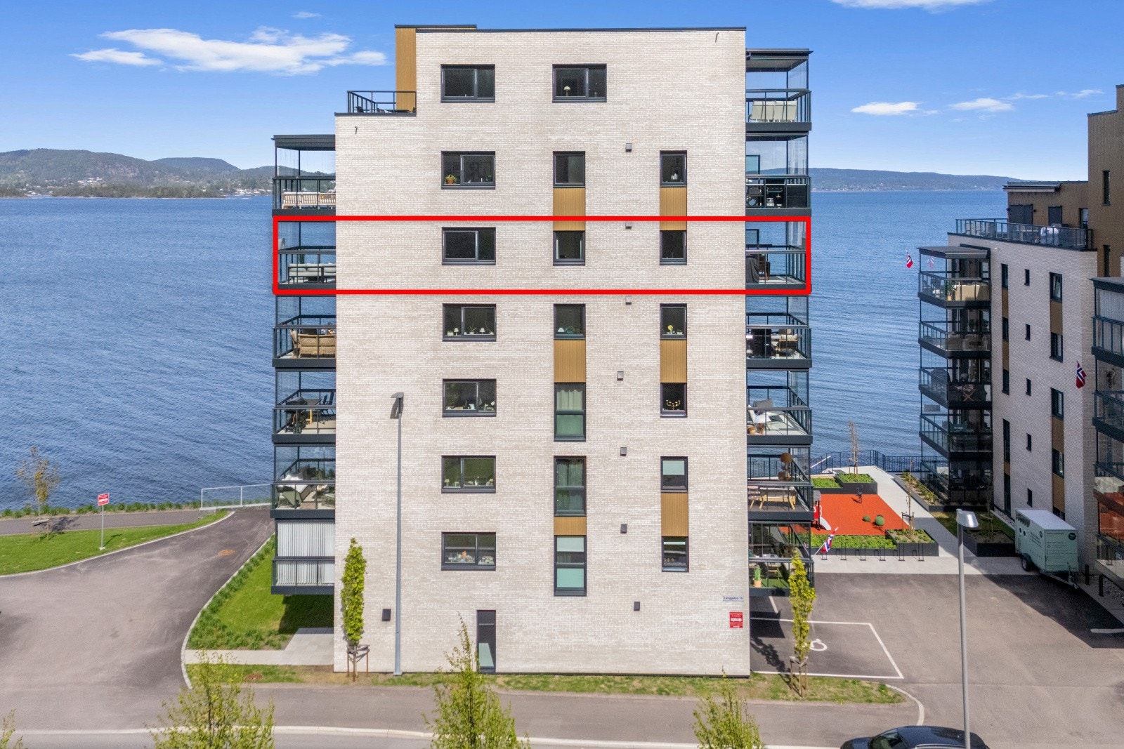 Leiligheten befinner seg i 6 etasje og er gjennomgående med balkong mot både nord og sør. Galleribilde