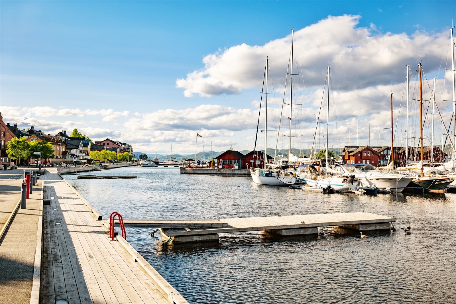 Holmestrand byr på en flott sommeridyll med båthavn Galleribilde