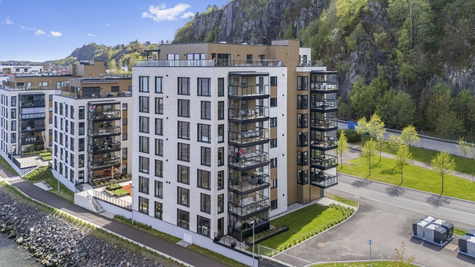 Umiddelbar nærhet til sjøen med strandsone, badebrygge og båthavn. Byen er kjent for sitt idylliske båt- og bryggeliv, hvor man kan spasere langs bryggekanten og nyte utsikten mot fjorden. Galleribilde