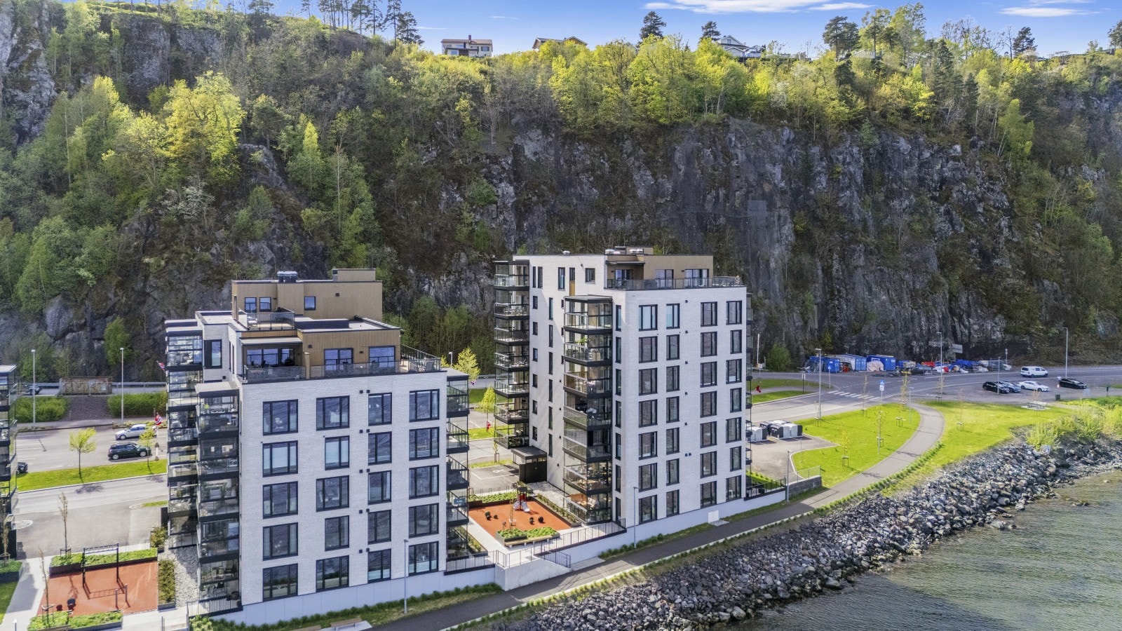 Holmestrand - umiddelbar nærhet til en moderne jernbanestasjon med heis til fjellet. Det er enkelt for pendlere å komme seg til både Tønsberg, Drammen og Oslo. Galleribilde