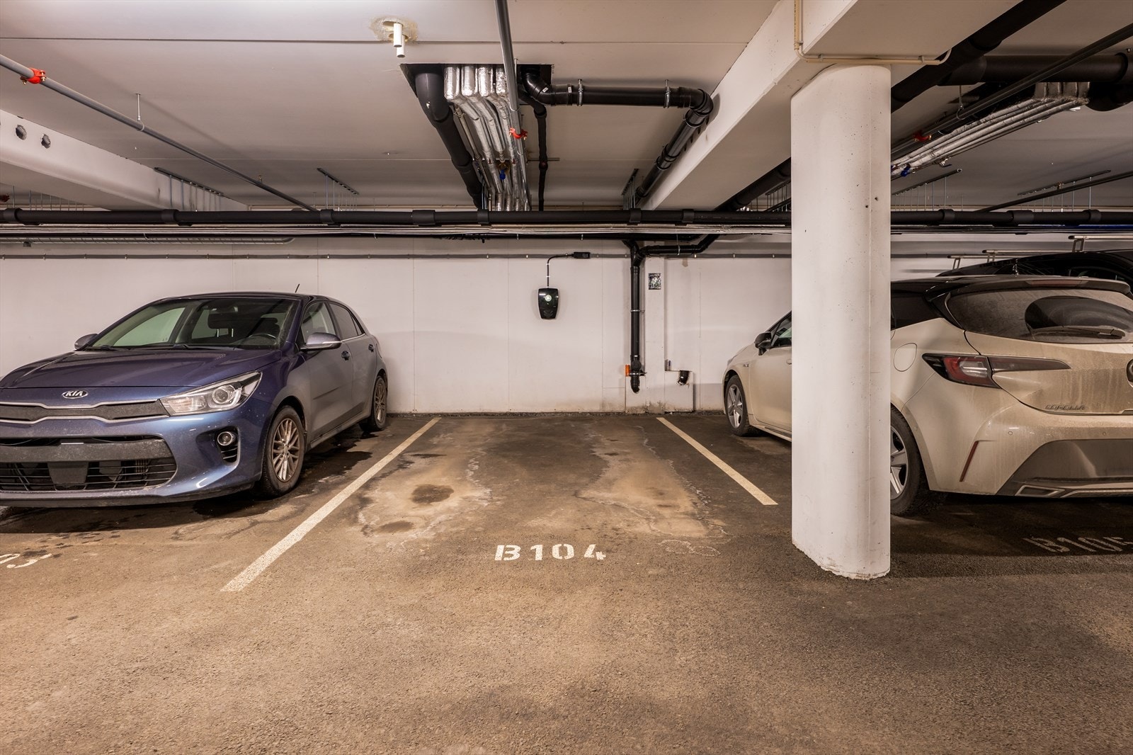 Seksjonen har en biloppstillingsplass med elbil-lader, plass B104. Galleribilde