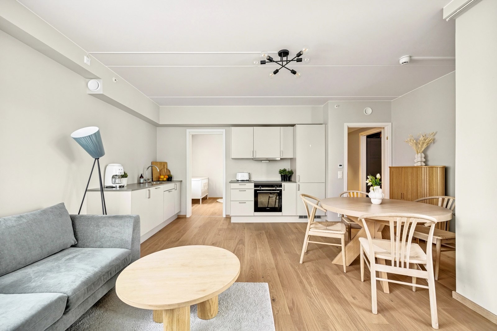 I stuen er det god plass til sofa og spisestuemøbler. Galleribilde