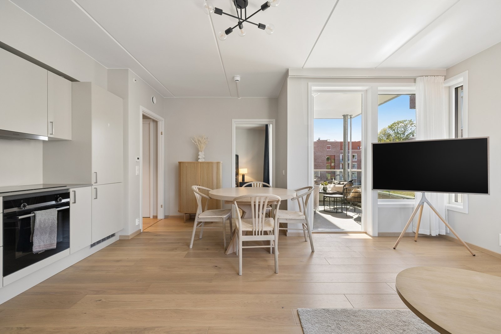 Leiligheten ligger fint til i byggets 3. etasje og har gjennomgående god standard med enstavs parket og vannbåren gulvvarme. Galleribilde